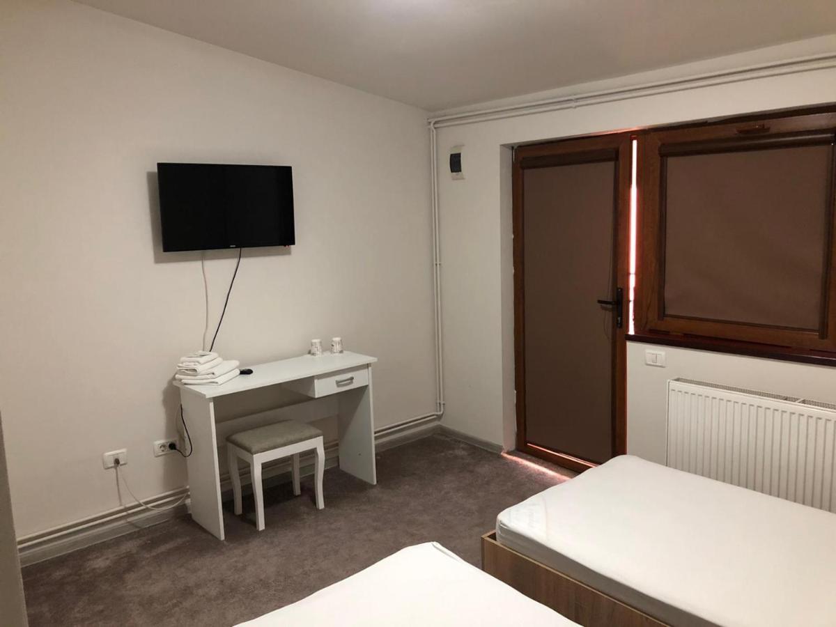 Hotel Cosmin אראד מראה חיצוני תמונה